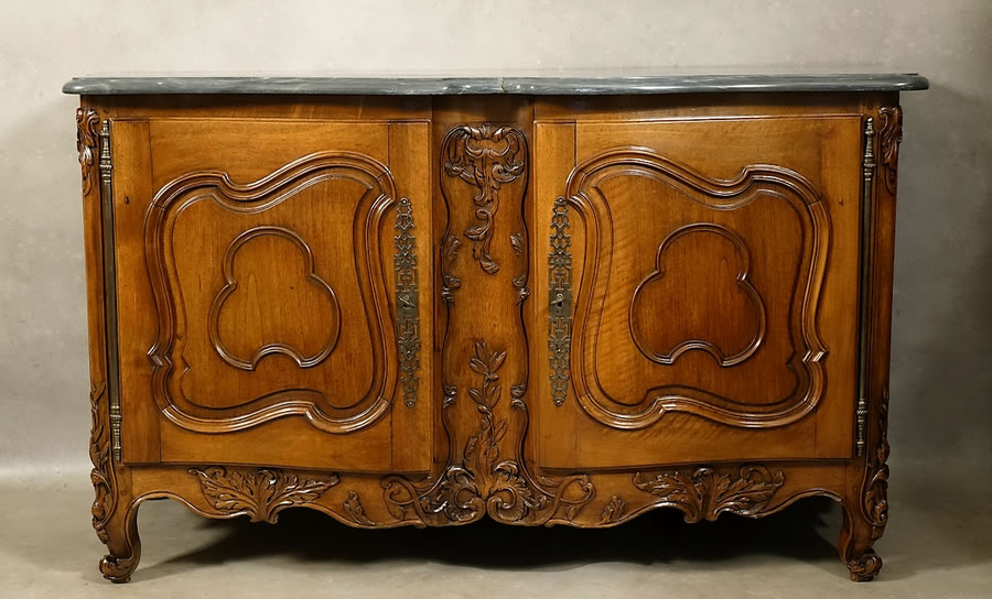 Buffet de chasse dit crédence provençal en noyer sculpté galbée toutes faces, vue de face